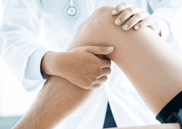 What is the symptom of knee pain?