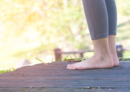 When should we see a doctor to treat flat feet?