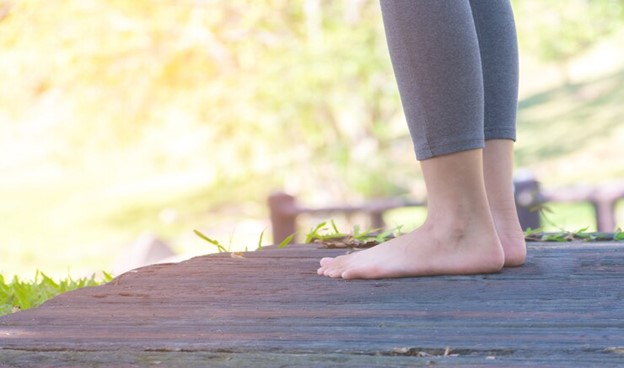 When should we see a doctor to treat flat feet?